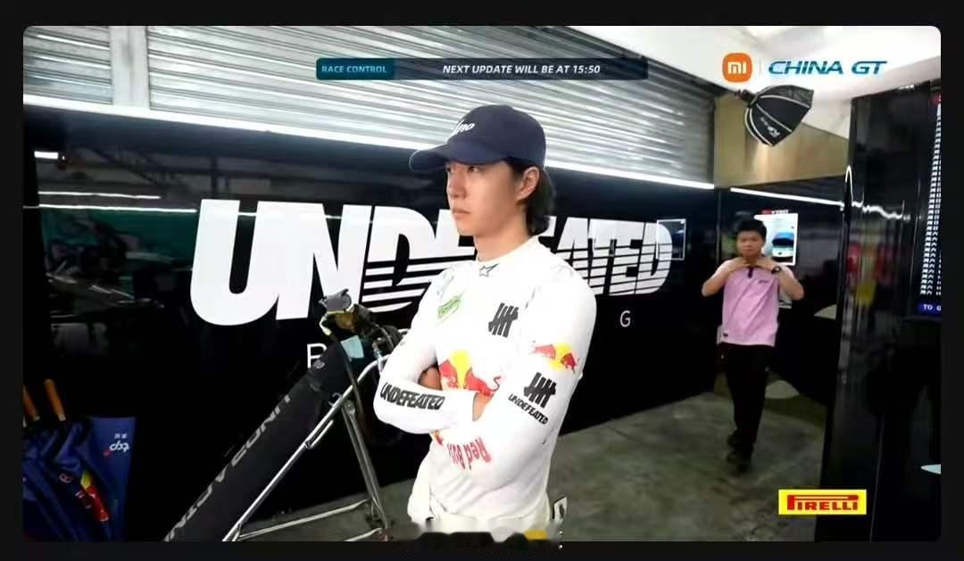 王一博第三名王一博暴雨中零失误超车王一博在暴雨中从第18位发车一路超车！最终以A