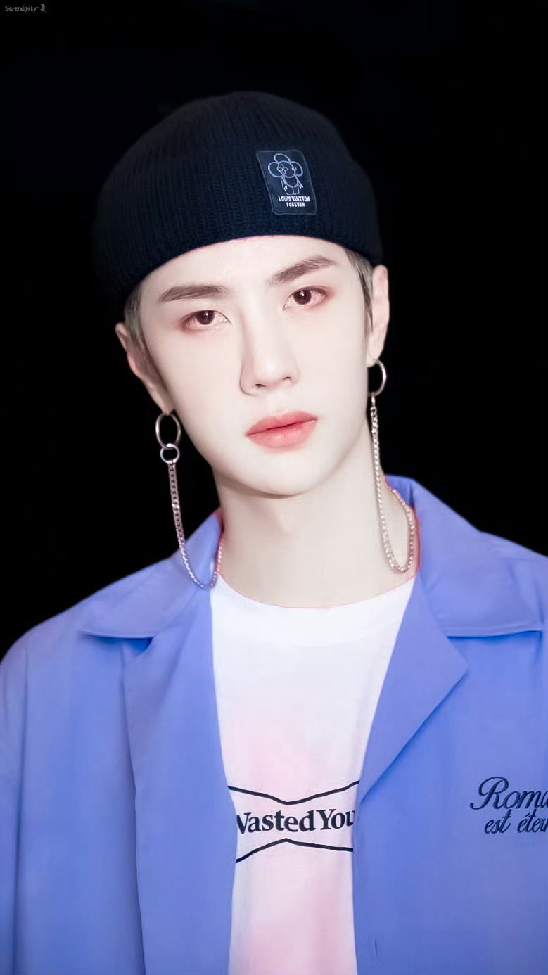 你一笑世界都亮了 今日份的快乐王一博已送达 