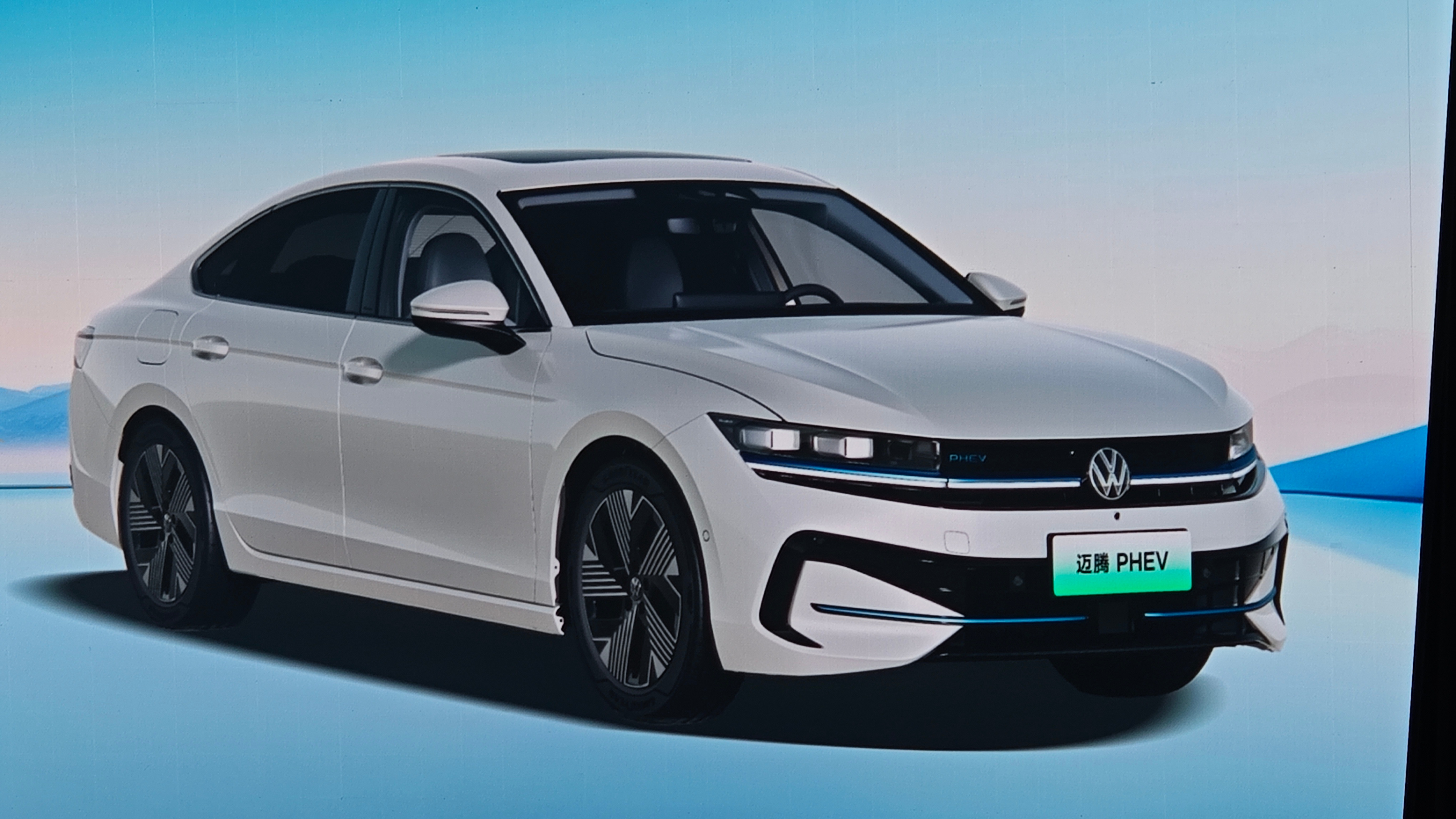 看到前脸这个蓝色饰条还有车名后面