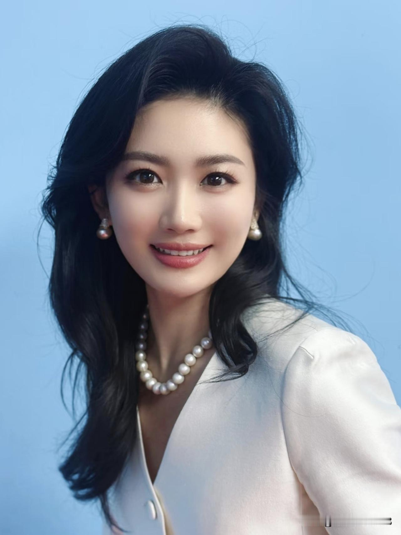 聚光灯轻裹着嘉宝明丽的笑靥，她用清亮鲜活的语调串起节目里的烟火百态，灵动亲和里藏