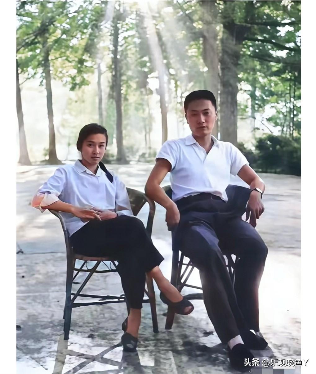 这才是他们夫妻二人1975年在庐山度蜜月时的真实样貌，都看看吧！这并非演戏，也不