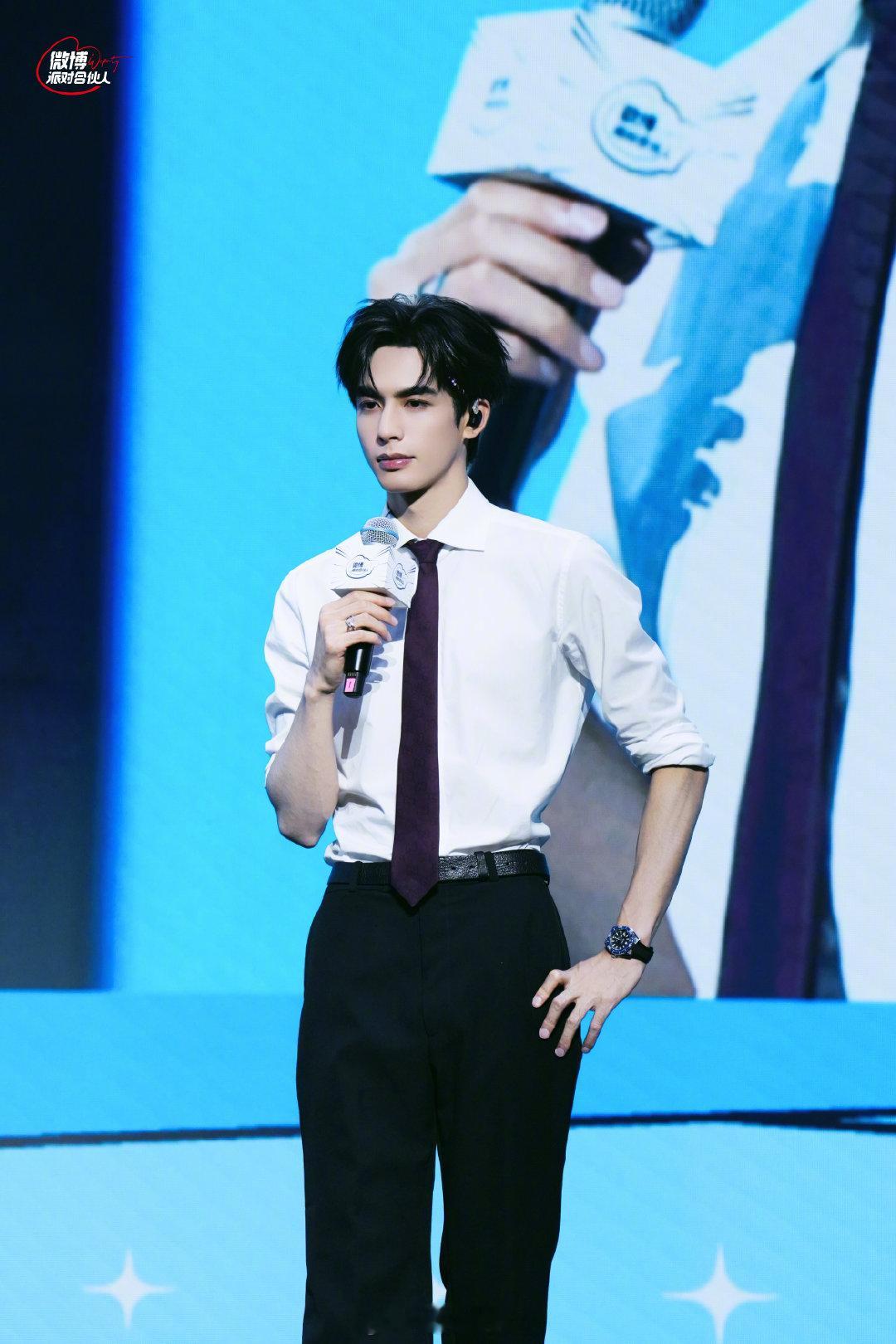 Gucci贵公子宋威龙 十年旅程，定格此夜。京城冬意正浓，身穿白衬衣点缀领带，简