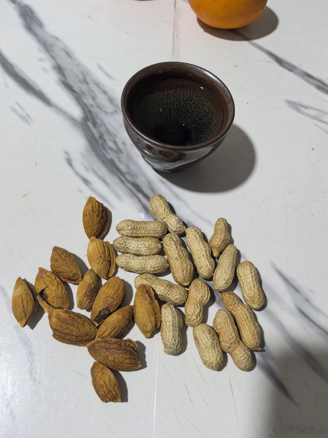 李爷减肥计划 减肥的第一百天。跑完步饿了，一把花生，几粒干果，三杯两盏淡酒。平平