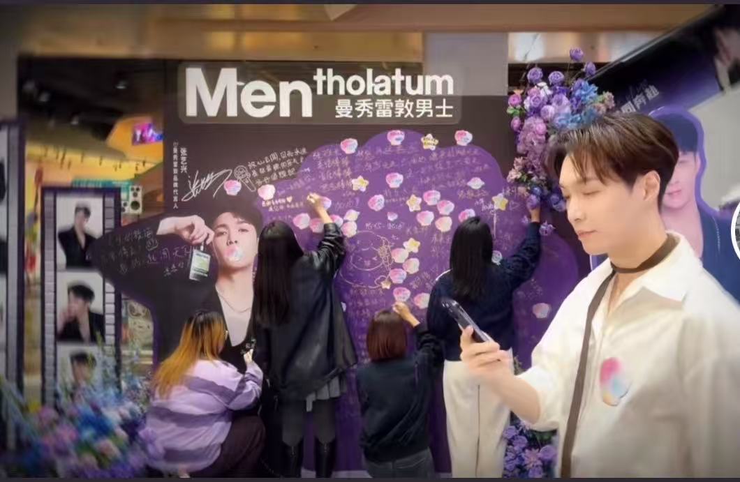 张艺兴到此一游转场张艺兴斯皮尔伯格转场张艺兴到此一游转场，斯皮尔伯格转场，哇哦 