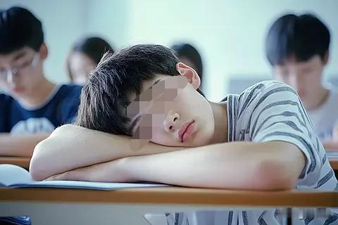 家长反映说：现在的老师太糟糕了，
我家孩子在中考考场上睡觉，
老师都不管。
老师