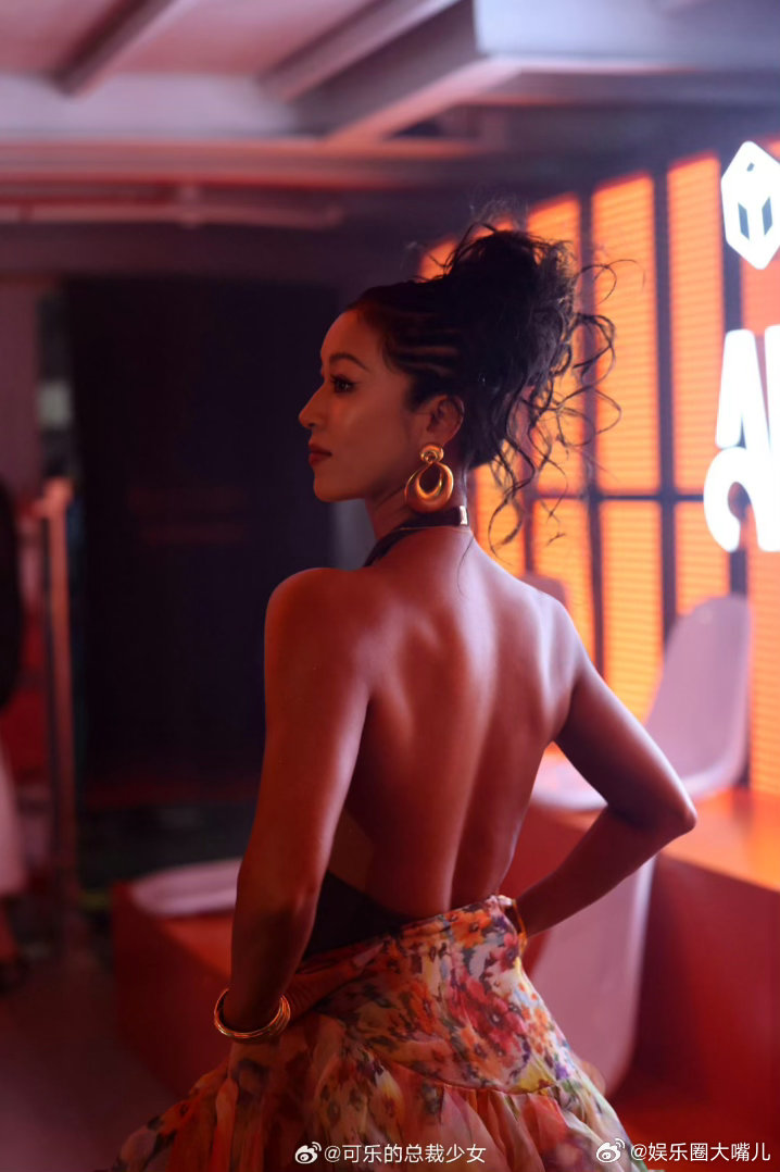 吉克隽逸背部的肌肉线条感 谁懂啊家人们！吉克隽逸这背我能循环看一百遍！清晰好看的