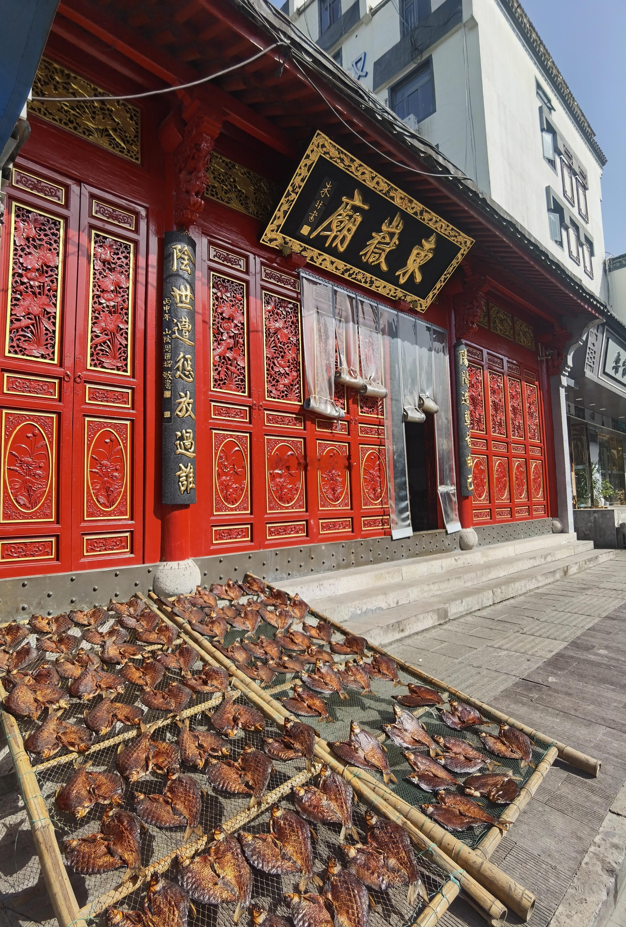 绍兴街头的年味儿又出来了一转眼，2025年马上过去了。 