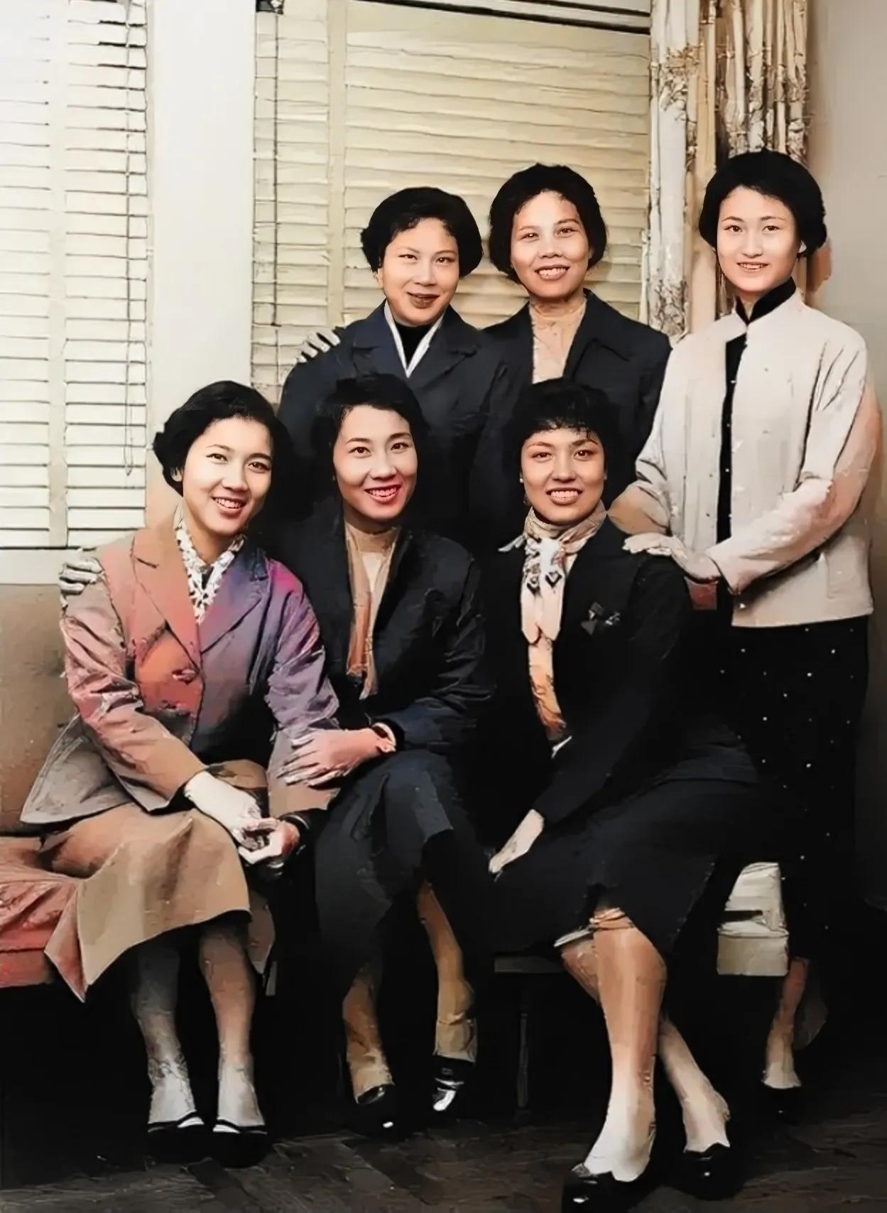 50年代，越剧六姐妹，一张罕见的合影，照片中的人分别是：吕瑞英、袁雪芬、金采风、