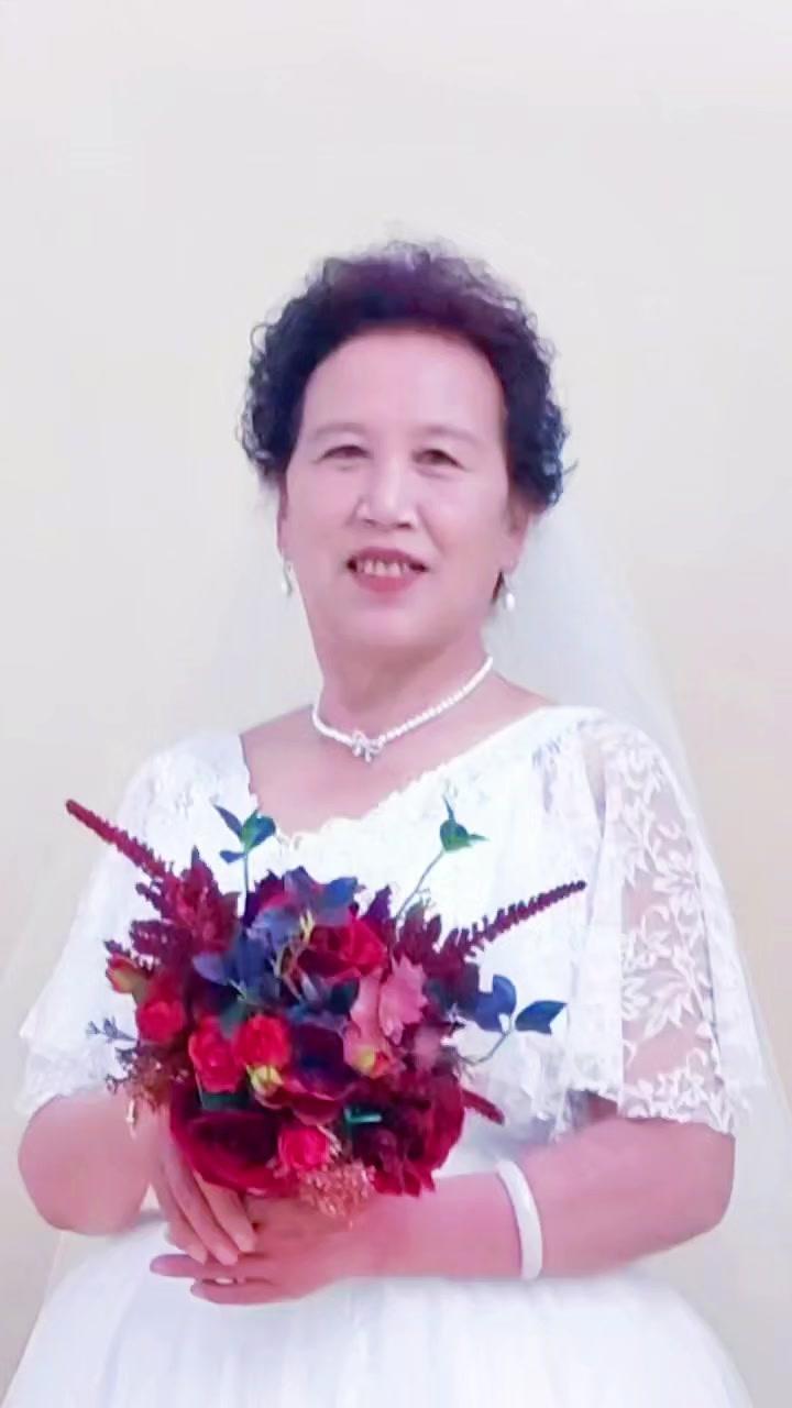 💍谁说婚纱只有年轻时能穿？退休阿姨穿上白纱，在夕阳下转圈的样子，比少女更动人。