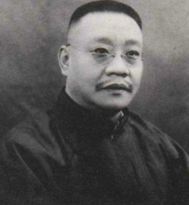 1879年浙江巡抚谭钟麟午睡之后，路过通房丫头卧室时与之发生关系，而就是这一次丫