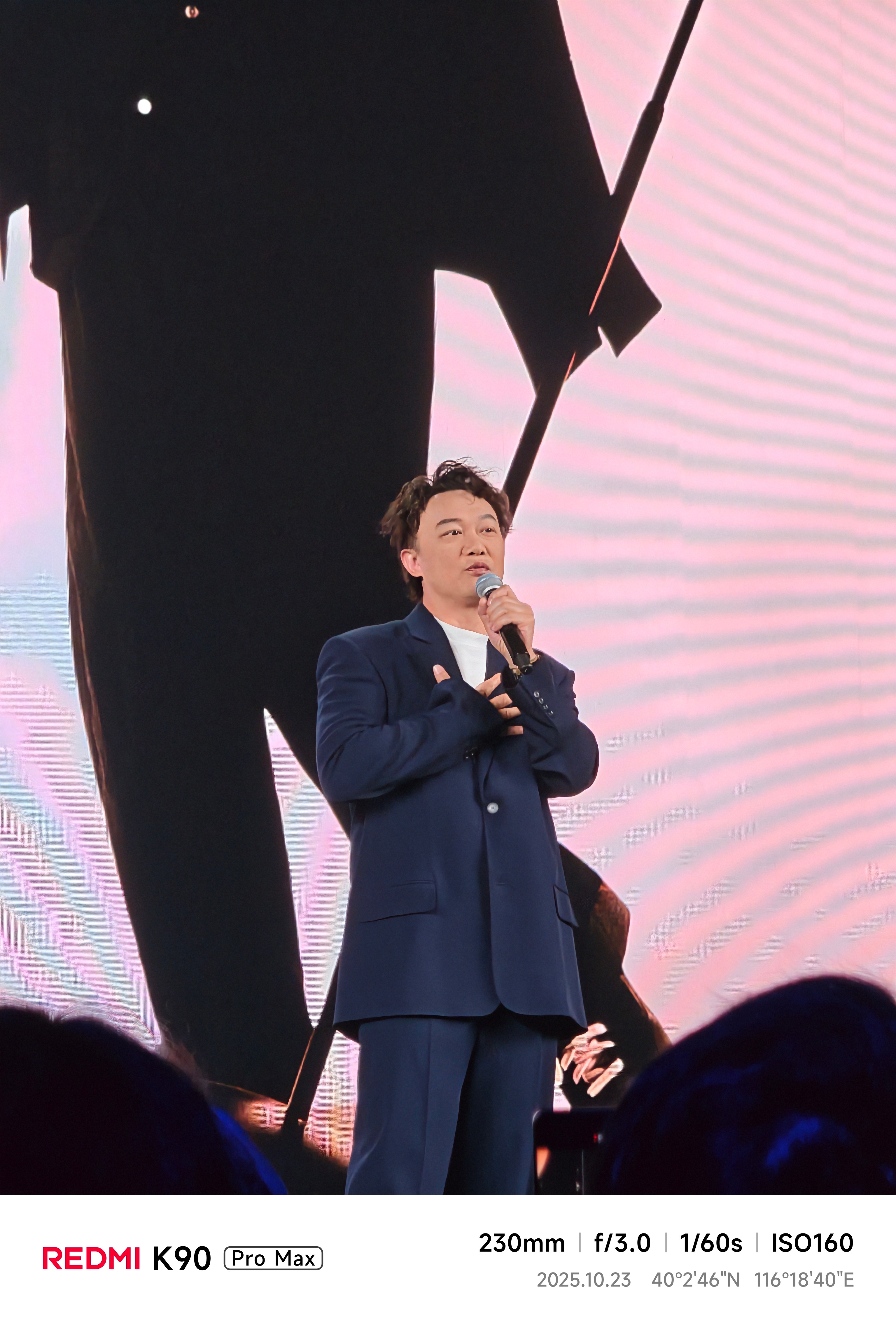 陈奕迅空降红米k90发布会 陈奕迅现场真的好活泼，讲着讲着就喜欢笑一笑跳一跳。这
