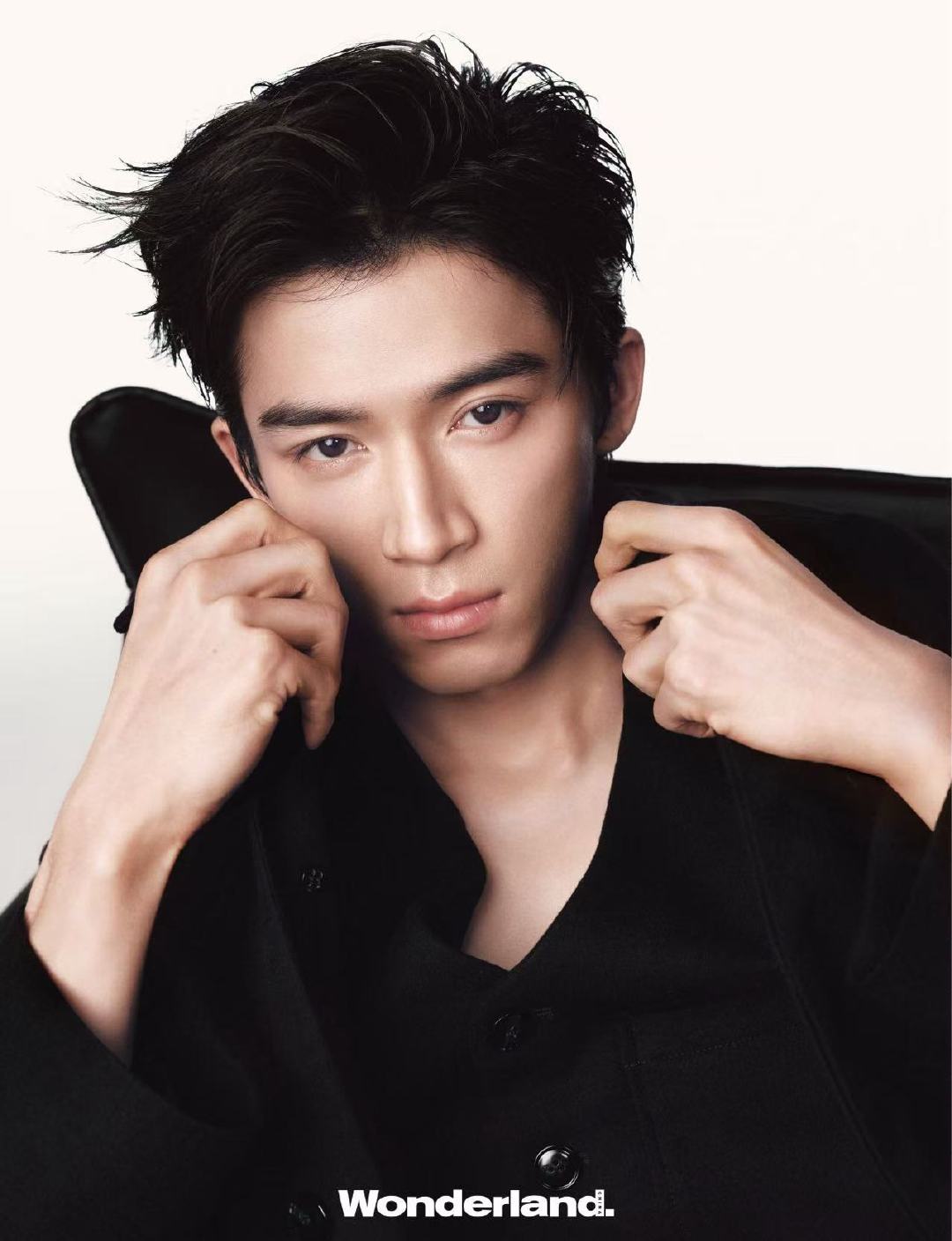 王星越高质感造型 开年封高智感名场面！珠宝光影交织成精英气场，贵气与质感无缝衔接