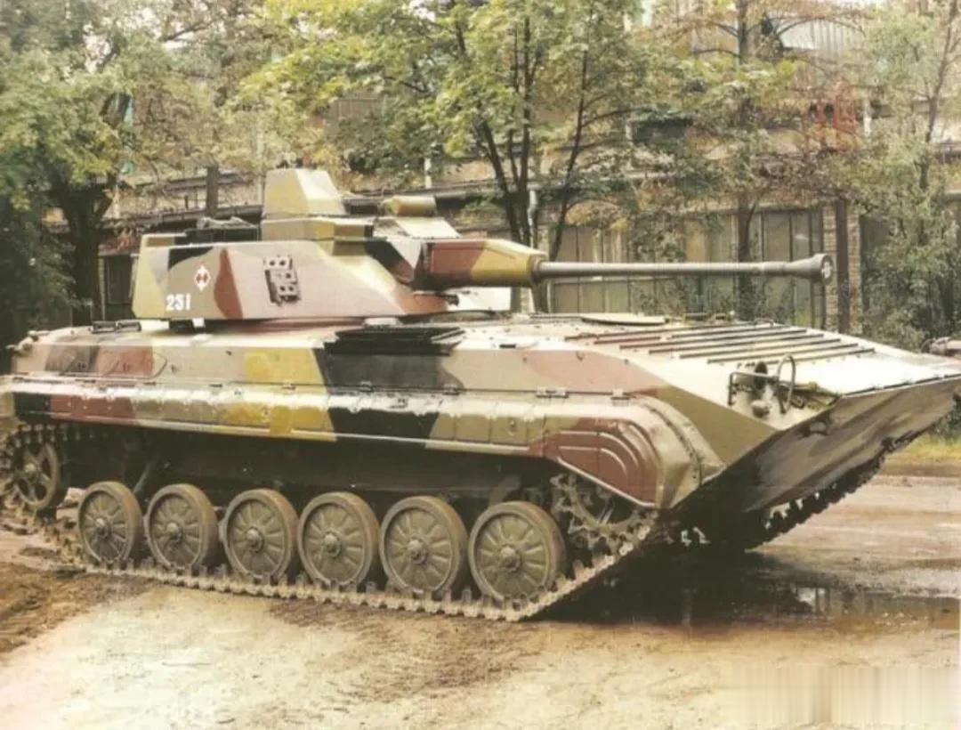 BWP-40是为波兰研制的一款履带式步兵战车试验车。
#妙笔生花创作挑战# 20