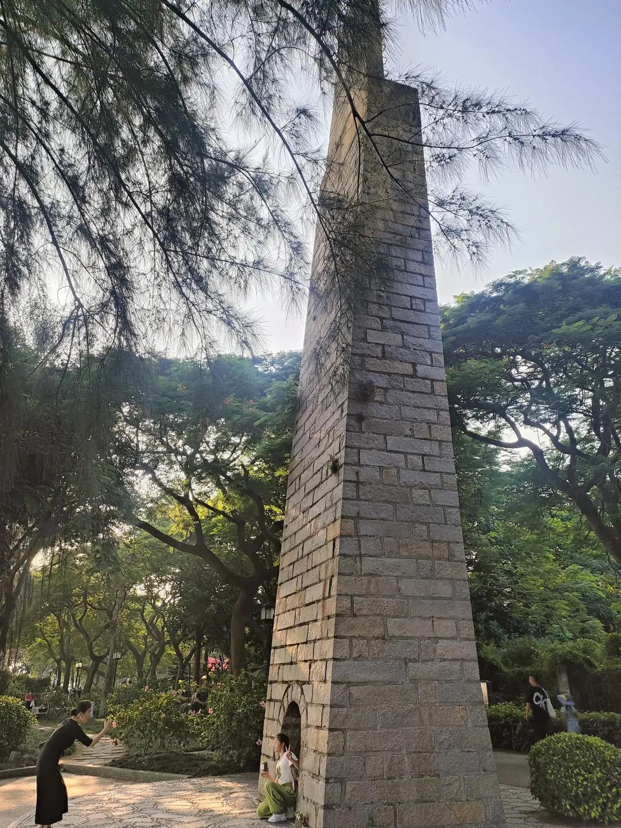万能的豆包，鼓浪屿岛上沙滩边上有这么个建筑，像纪念碑的，不可攀爬，不知道有什么用