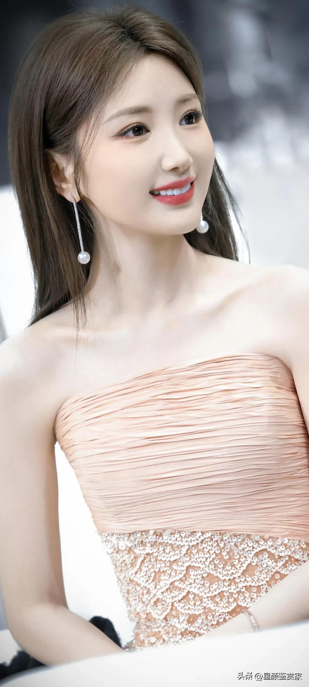 毛晓彤～这袭渐变鳞纹礼裙美得让人挪不开眼，舞台上的她仿佛周身萦绕着柔光。