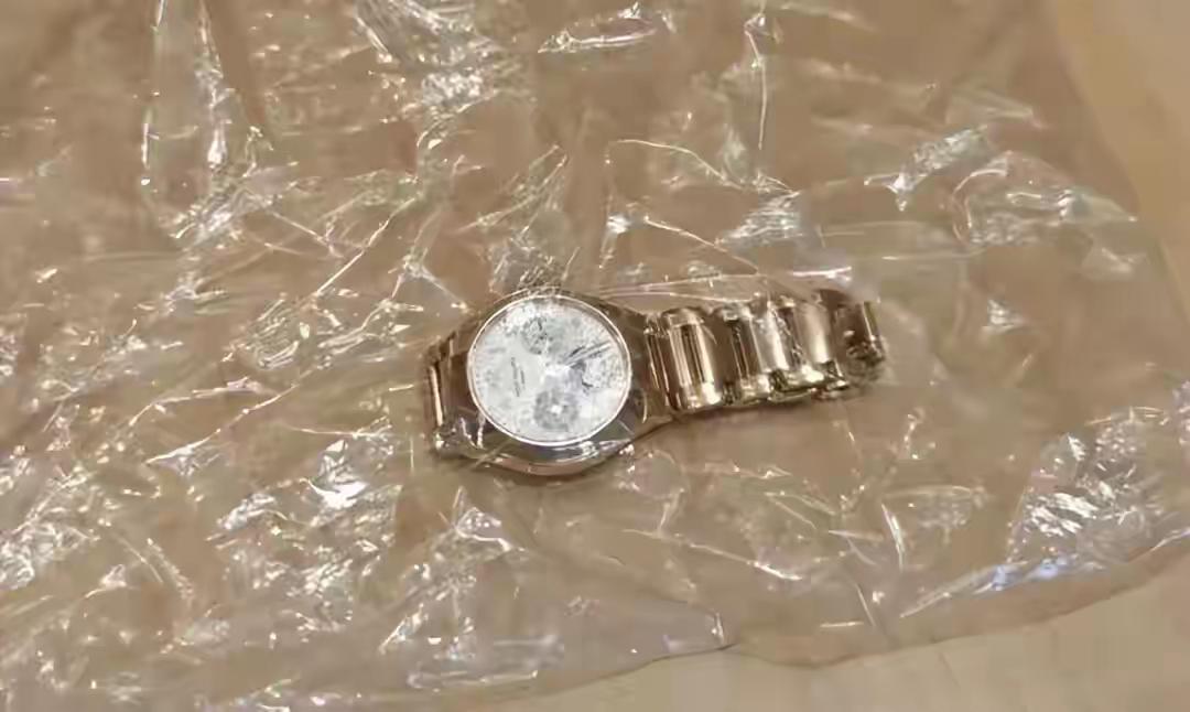 百万手表乘机遗失，六天苦寻终在飞机座椅缝找回
女子乘机遗失百万手表，多天找寻毫无