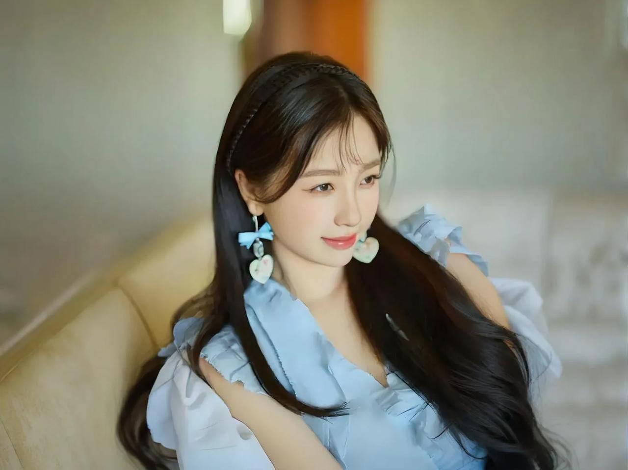 虞书欣的迷人魅力不仅仅在于外表的甜美与灵动，更在于她内心的坚韧与真诚、才华的出众