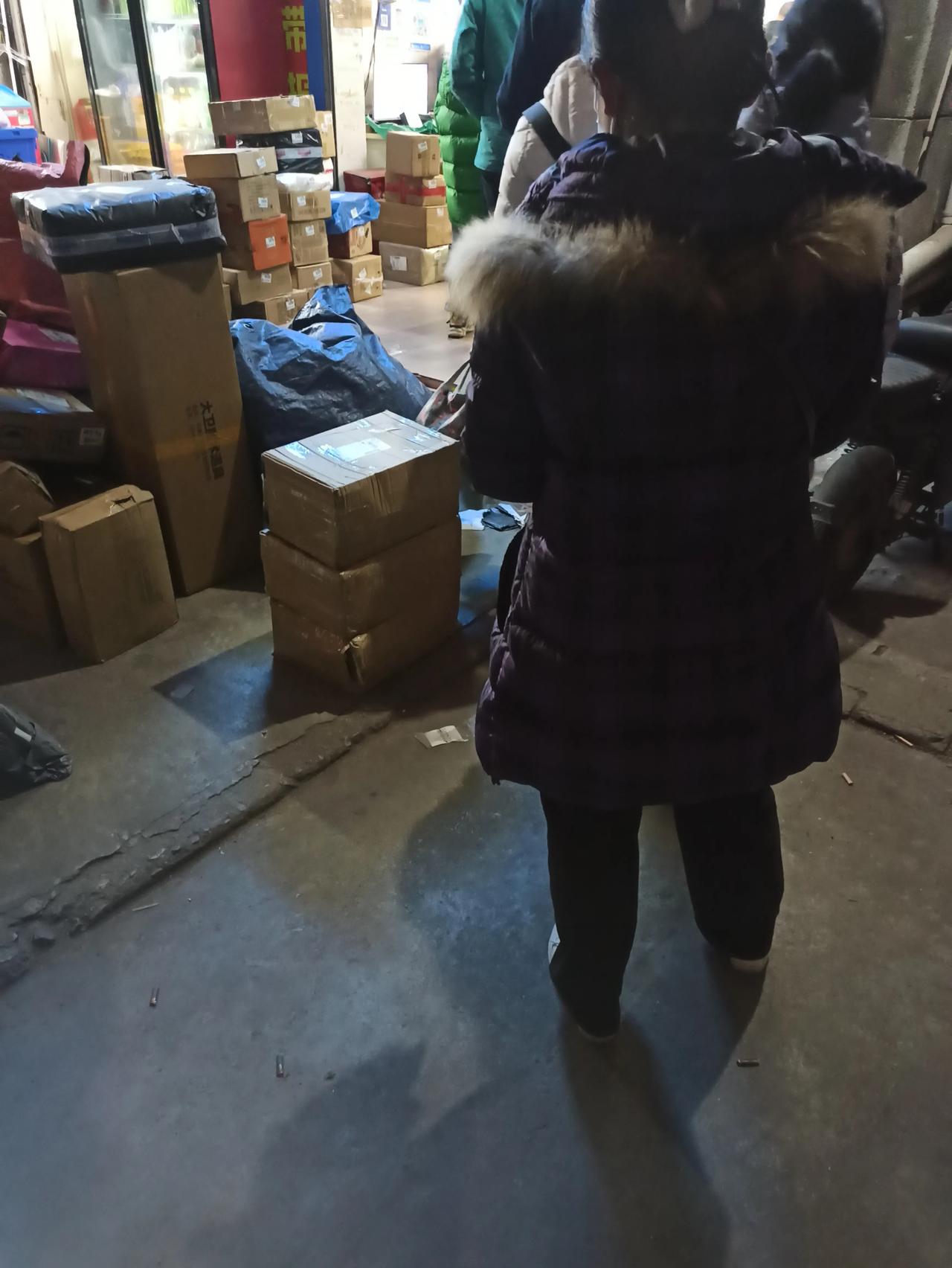 快递员比较牛还是菜鸟驿站牛？

怎么感觉开菜鸟驿站很随便的样子，年前小区的菜鸟驿