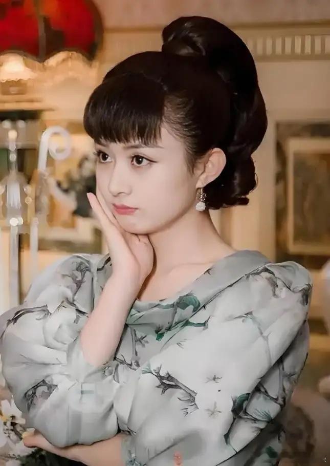 赵丽颖下半年可能还得来一波！陈伟霆和曾舜晞的《九门》暑期档左右应该会上线，到时候