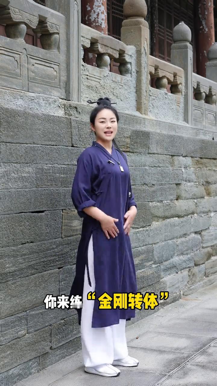 一面墙辣腰腿腹。
肚子大不要这样去揉，来练"金刚转体"。大腿没有力量不要这样去跑