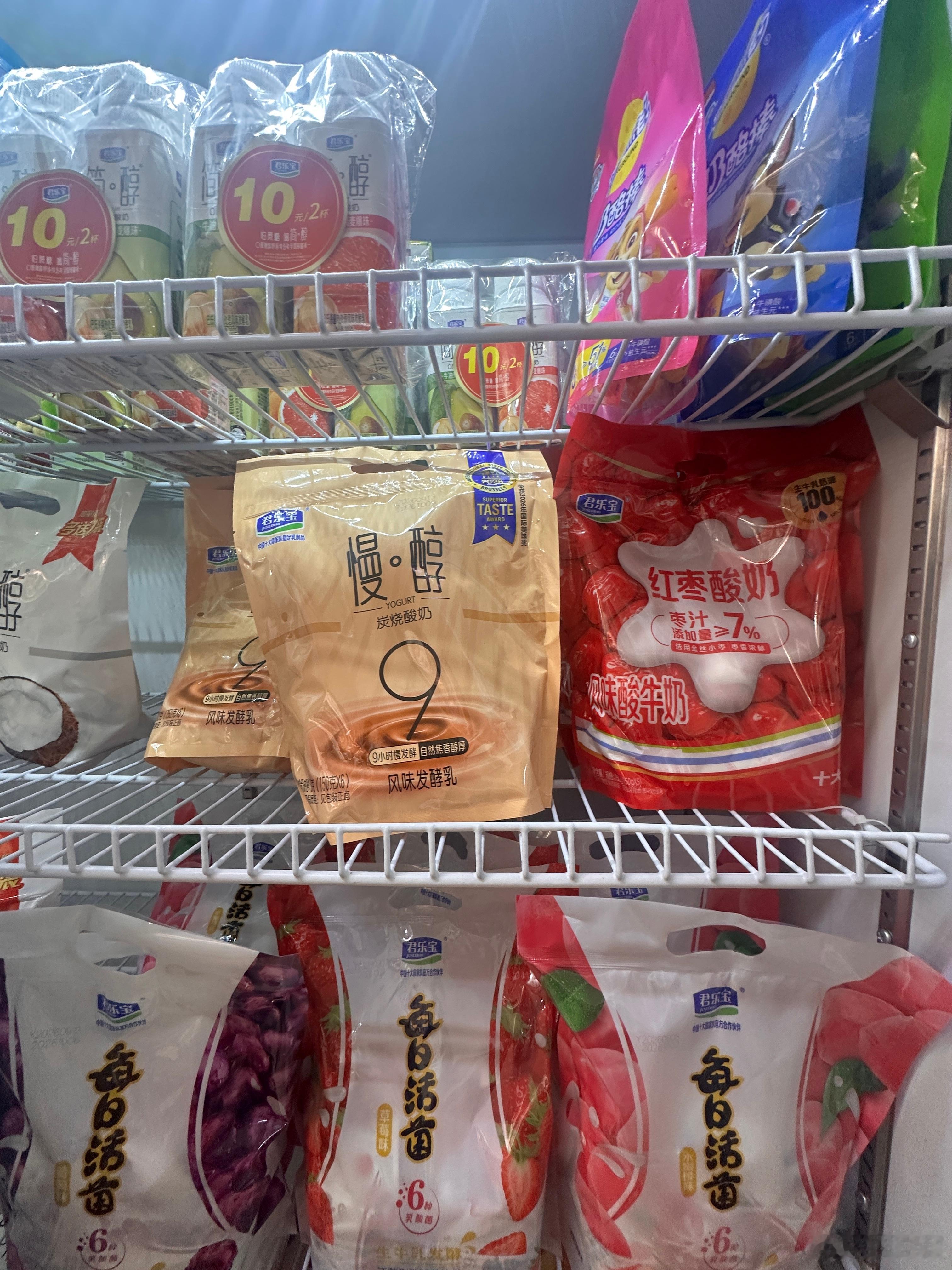 乡村的小商店，只有“君乐宝”的酸奶在卖。老板娘说，酸奶的保质期短，村民们买的又少