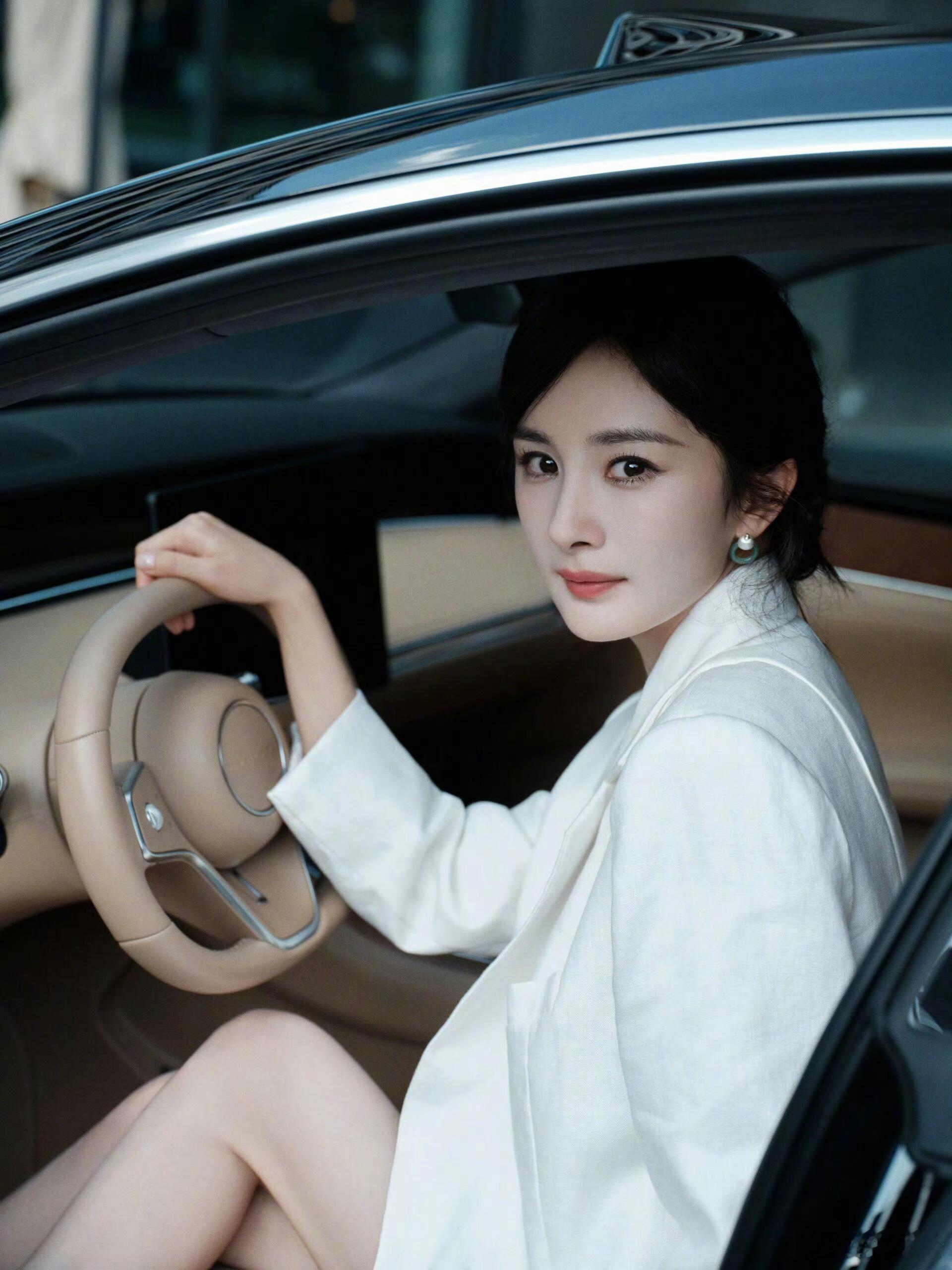 杨幂开享界S9T杨幂从2024年的“享界S9品牌挚友”升级为“品牌大使”啦！新车