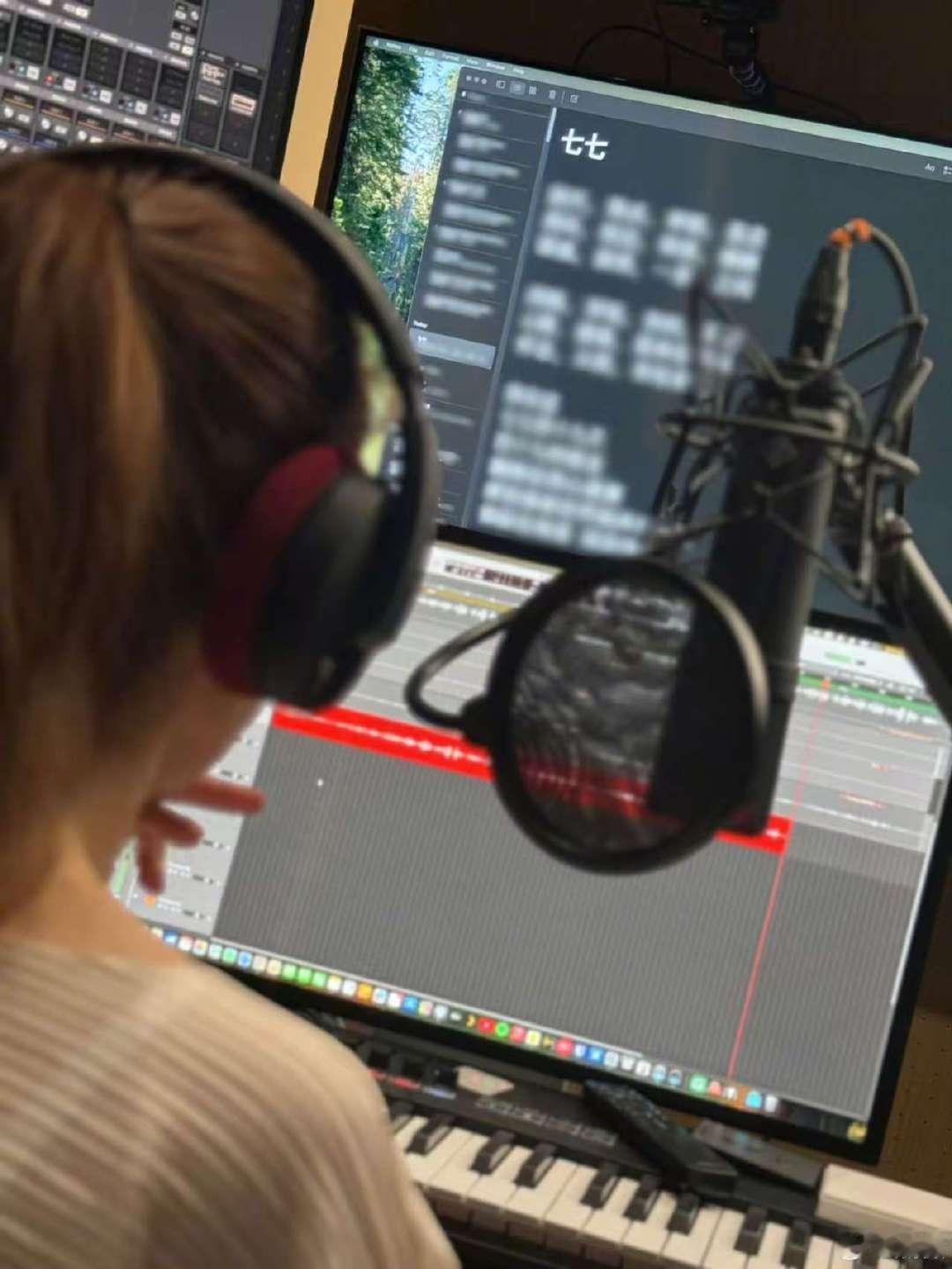 戚薇录音棚花絮图 戚薇新歌《七七》录音花絮帅炸！ ​​​