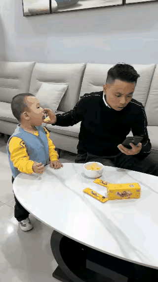 带娃是附属，玩手机是主打，瞧瞧儿子终于发火了，瞅瞅他咋反抗的！