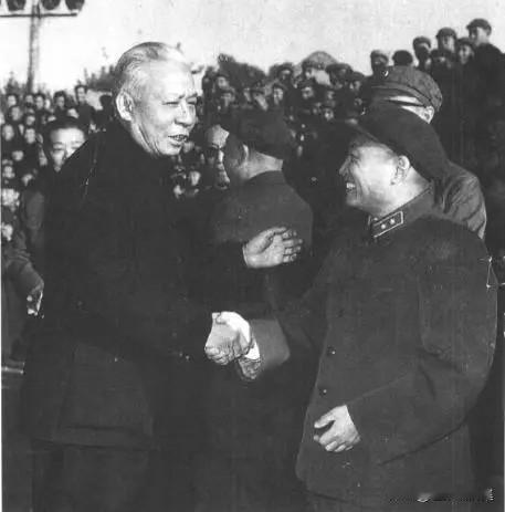 1963年10月，刘志坚出席全军医学科学委员会会议同刘少奇在一起。刘志坚将军当时