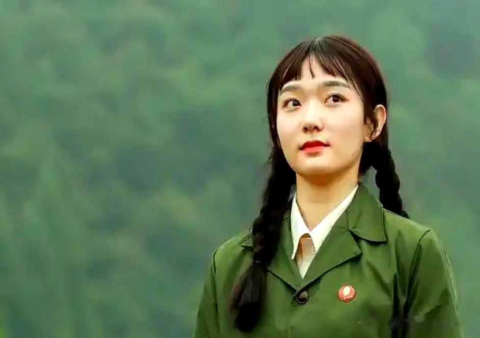 1971年，女知青宋梅为了报恩，嫁给了一农民。然而，洞房花烛夜，她被眼前的一幕吓