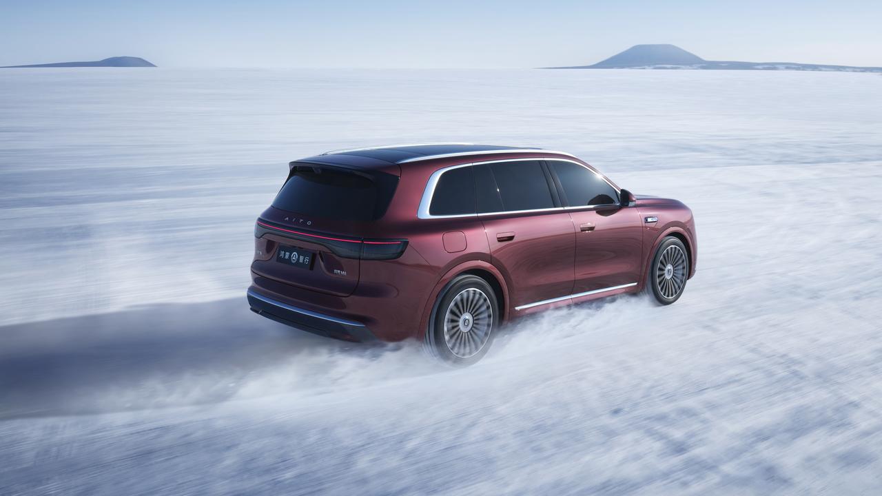 问界M8的“极寒驾遇全能之旅”短片，以8位头部达人携家人深入北方冰雪地的真实挑战