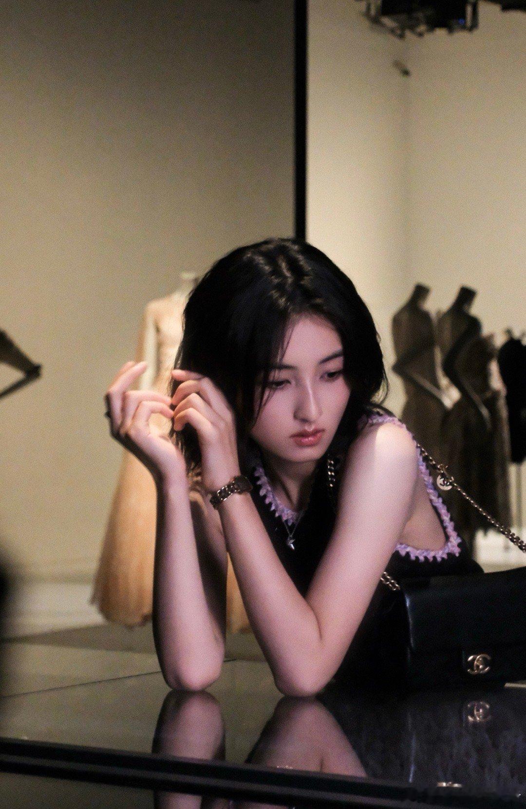 张子枫妹妹去看Chanel展览咯~香奈儿2024/25秋冬高级成衣系列黑色斜纹软