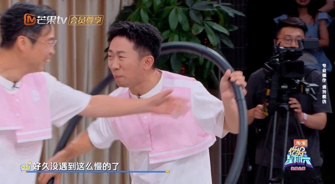 王迅杨迪默契不了一点 王迅杨迪这波配合简直像在玩两个不同的游戏！一个滚圈一个钻圈