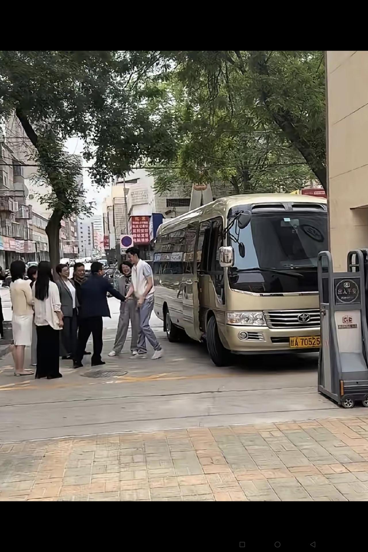 看看吴宜泽回母校兰州宁卧庄小学受到的隆重欢迎待遇：
1、官方派出的中巴车；
2、
