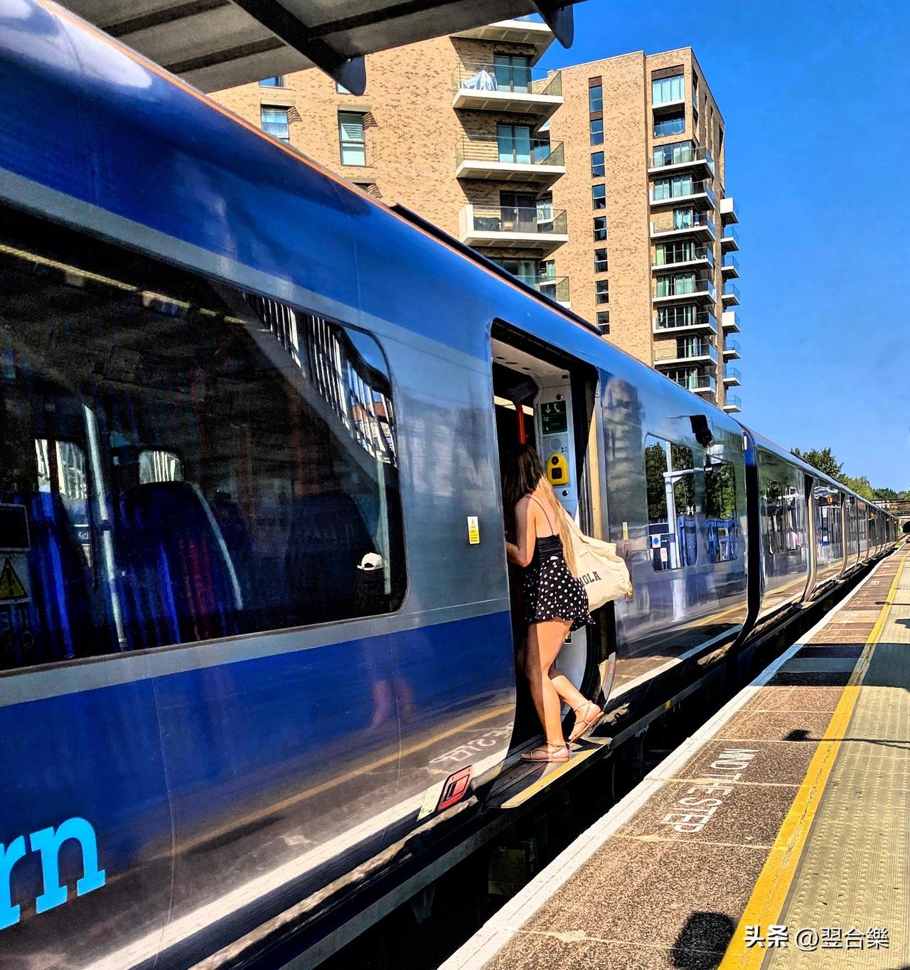 经常坐伦敦市区火车，发现有几点不同：整列车没有一名列车员，上下车自己按门边的开关