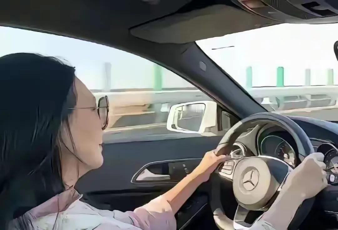 大S妈妈黄春梅开着豪车去散心，小S进棚拍摄最新代言品牌广告宣传片。徐家人纷纷走出