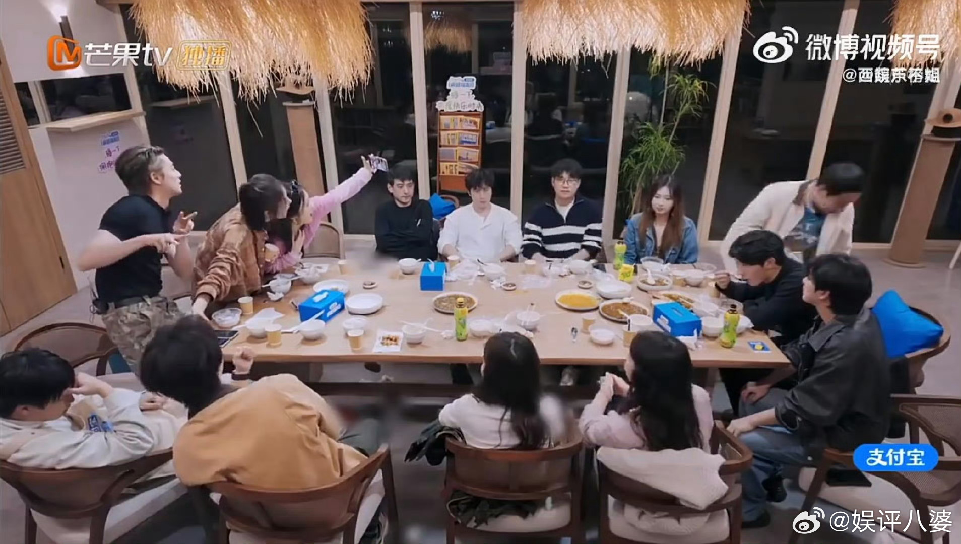 王鹤棣偷拍吴泽林睡觉谁还没看《亲爱的客栈》这段!王鹤棣偷拍吴泽林睡颜简直是损友本