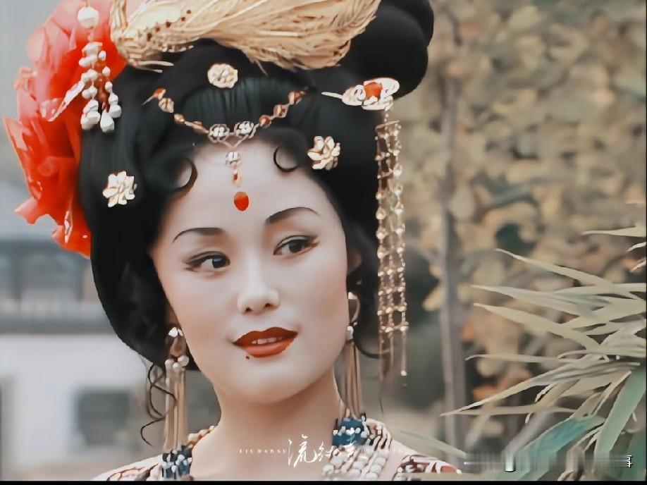 廖学秋演的这版虢国夫人，真是把媚眼如丝、风情万种演到骨子里了。
 
别人演风流妩