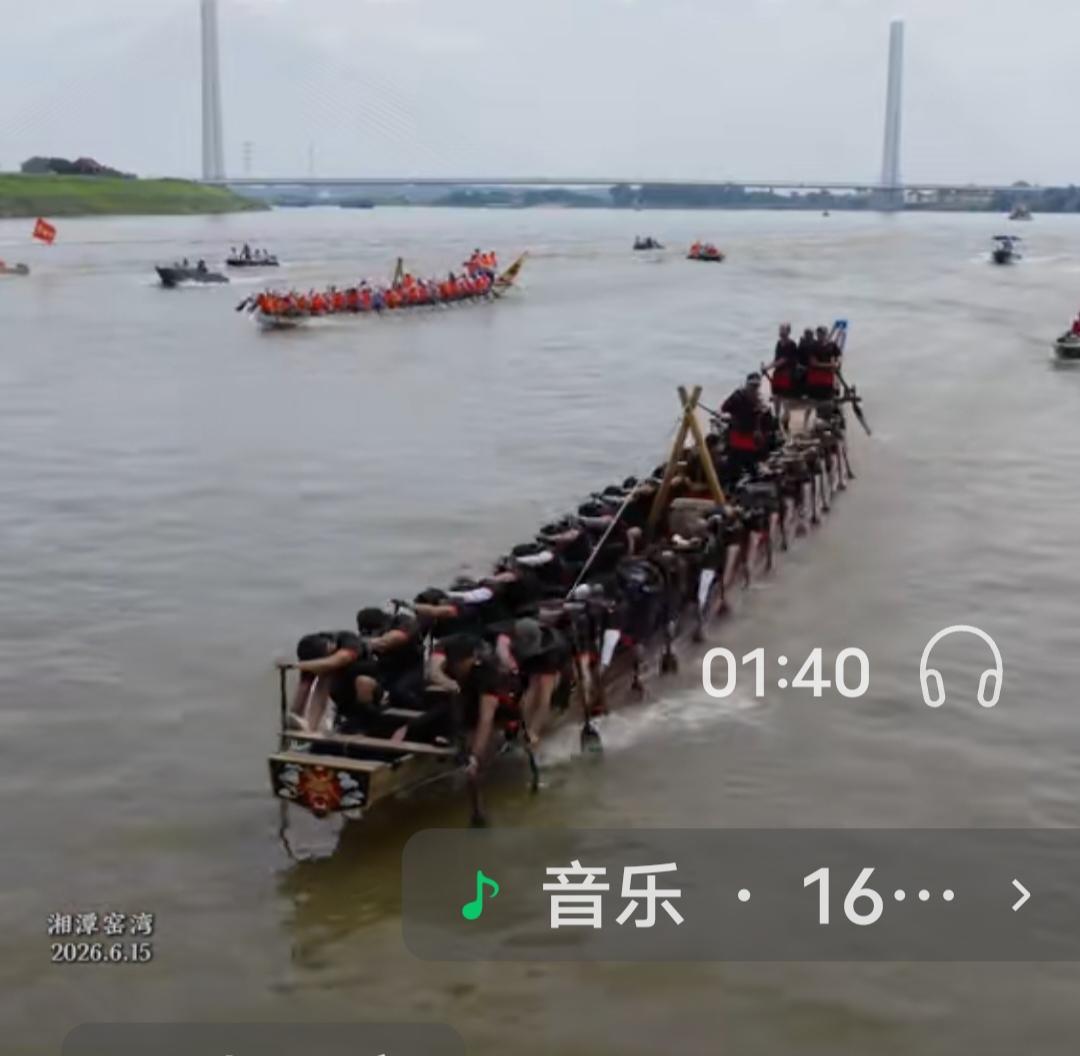 这两天龙舟赛搞得很火热，作为喜欢看热闹的也跑河边跑了两三次，但是就是看不到，不知