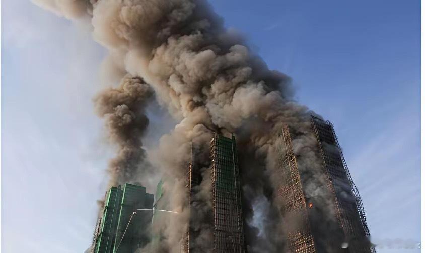 火灾吞没香港住宅楼宇！香港(路透社)——周三，大火吞噬了香港北部大埔区的一栋住宅