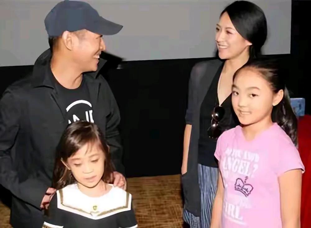 看吧，男人若足够爱你，没生到儿子他也认了。李连杰和利智连生两女心情也很好，这不他