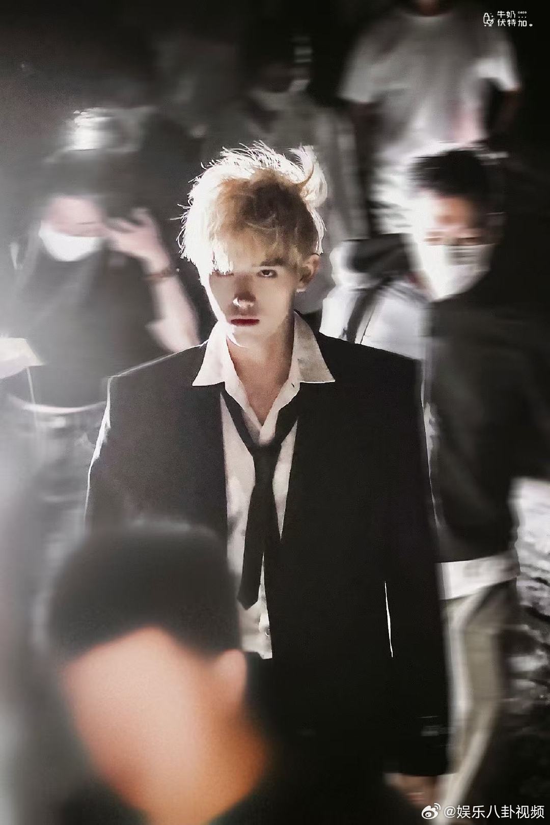 陈飞宇染回金发了陈飞宇金发限时返场 陈飞宇金发帅的很安心陈飞宇李峋发色限时返场