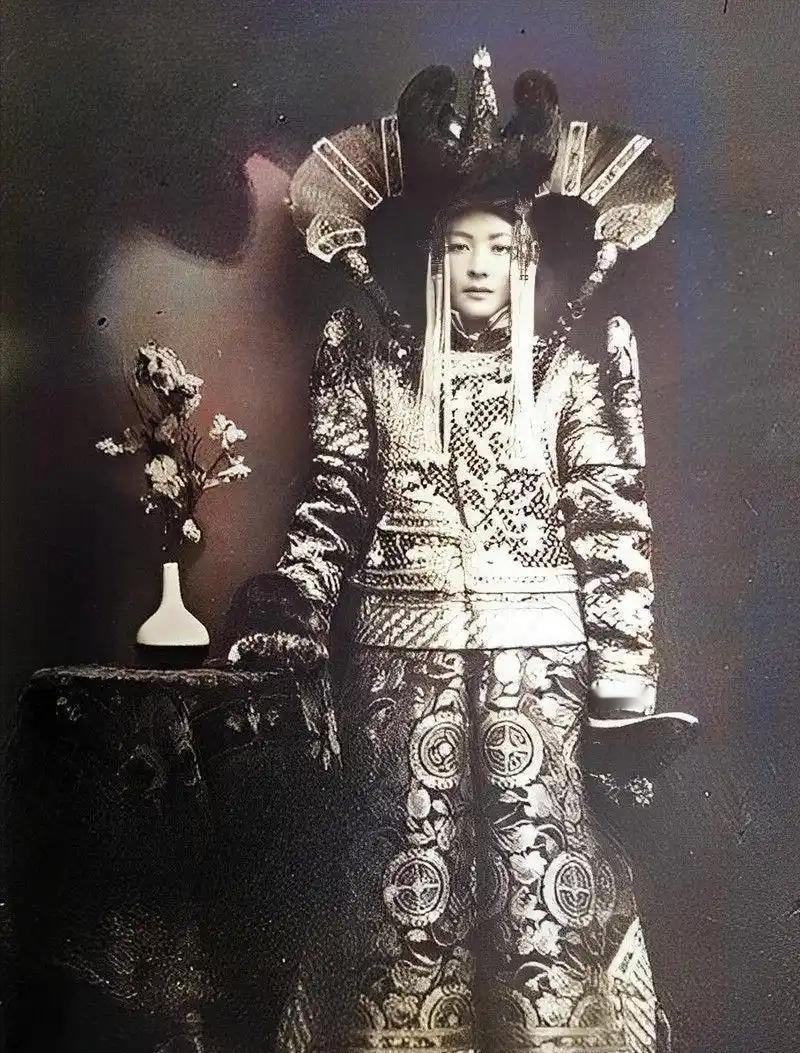[太阳]1938年斯大林下令处决了外蒙古的末代皇后，在执行死刑前，皇后格嫩皮勒展