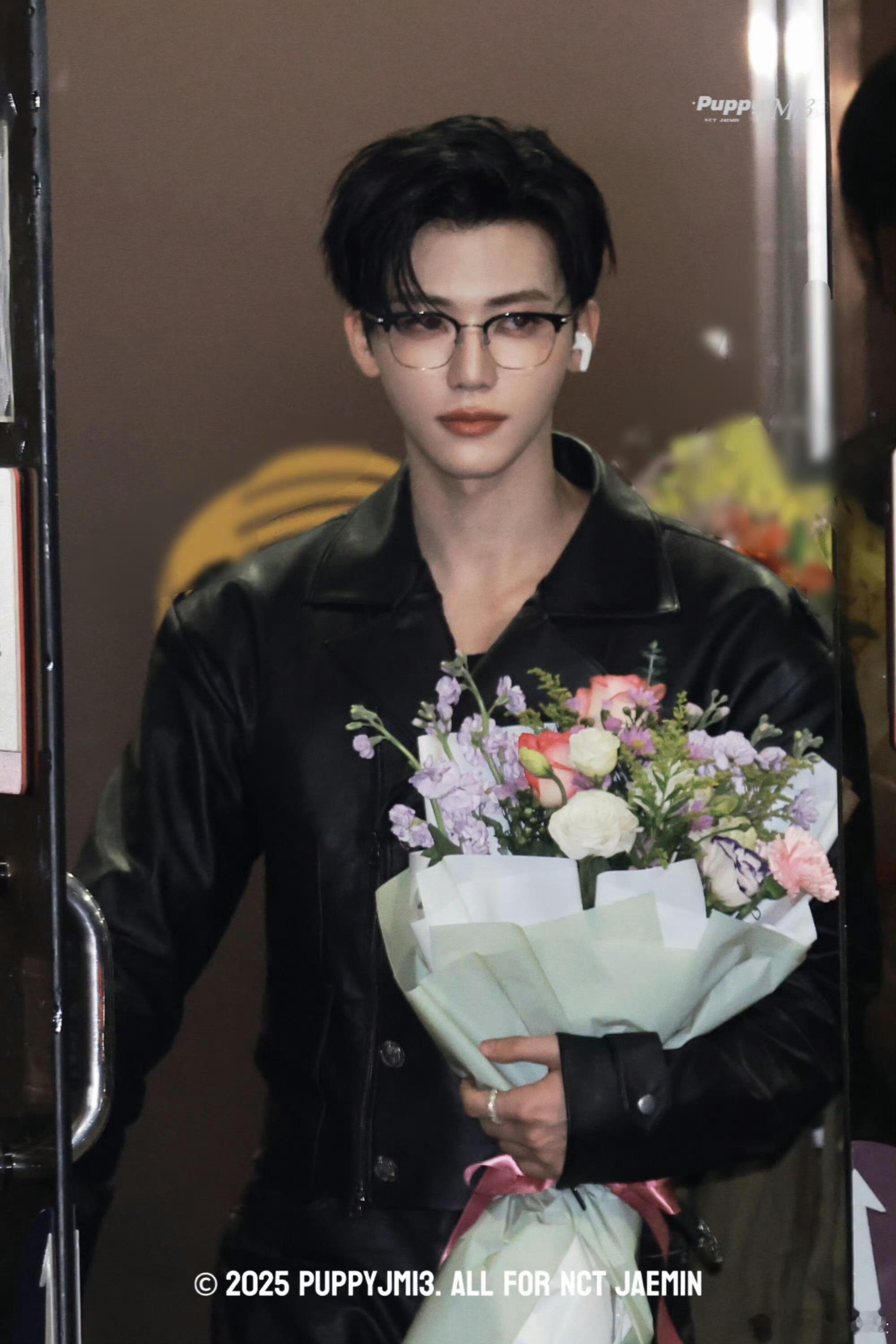 仅靠两秒镜头就5万转的男爱豆罗渽民半框眼镜杀！两秒killing part直接封