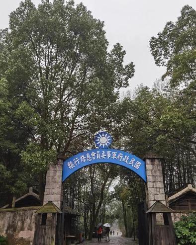 她被处决时第一枪未中要害，竟愤怒扭头朝行刑队喝道：你们这些笨蛋，再开两枪！
19