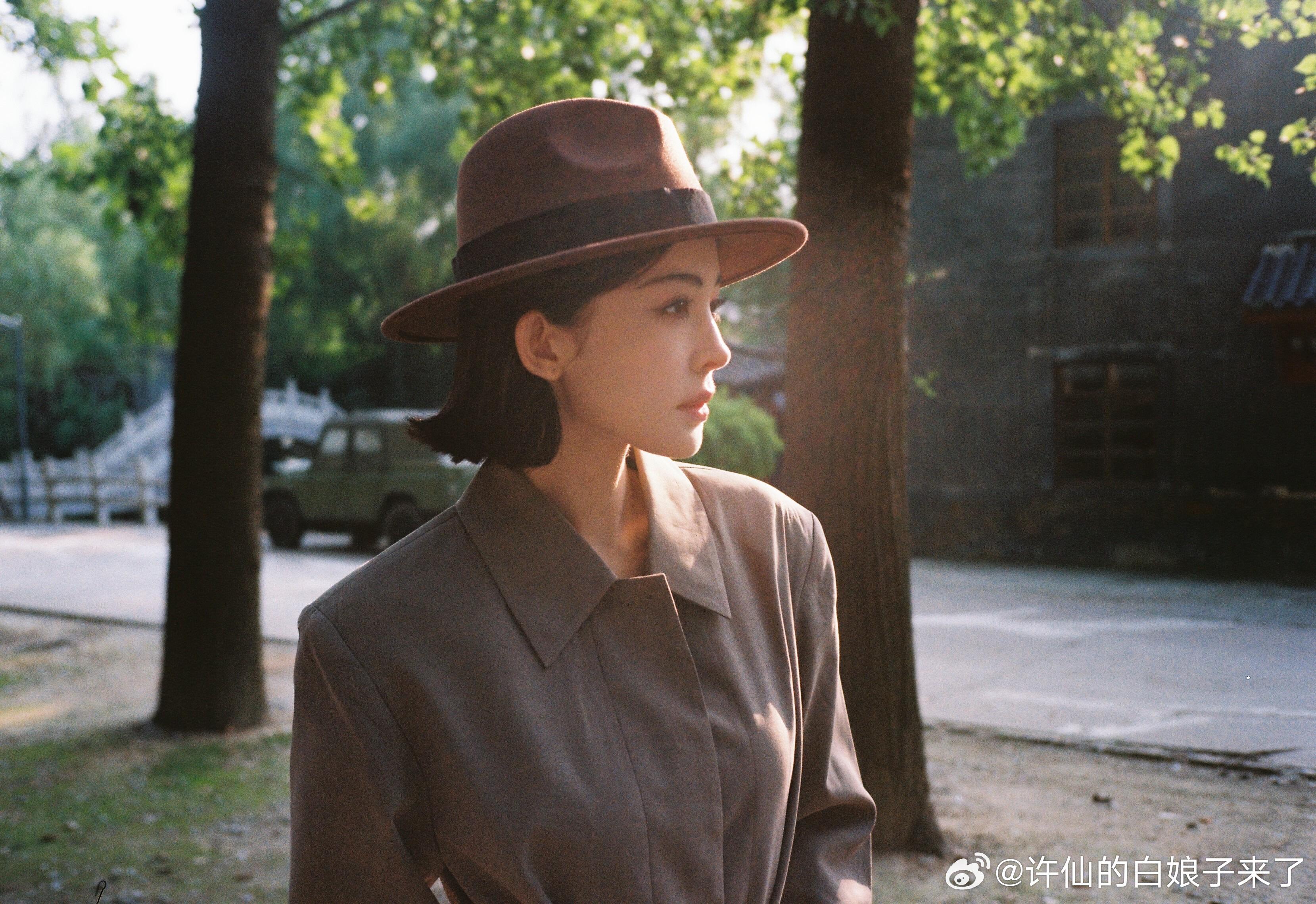 风衣帽子配娜扎，简直绝配[心][心] ​​​