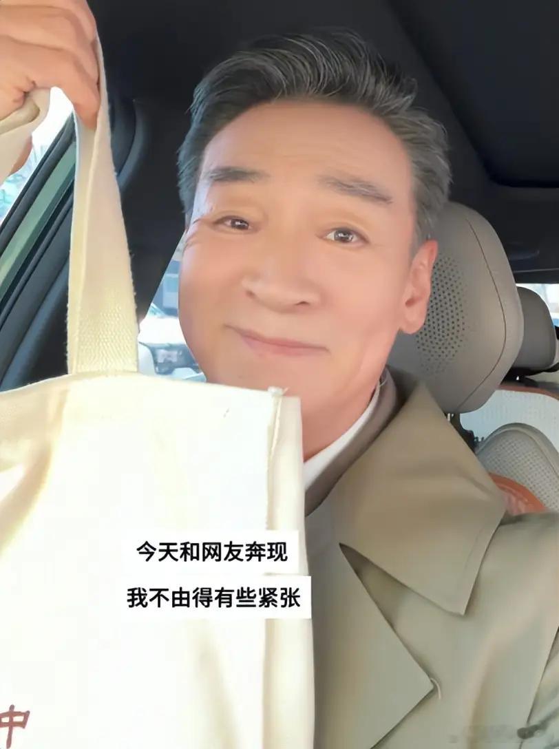 还记得《情深深雨蒙蒙》里的陆振华吗，71岁寇振海和网友奔现，给北漂小女孩带了饺子