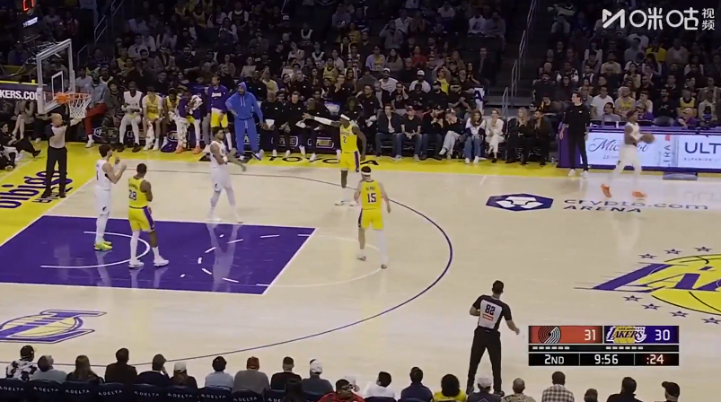 开拓者这个阵容不上内线不是不信任哦。外线今天表现这么拉垮的情况下，上个中锋，进攻