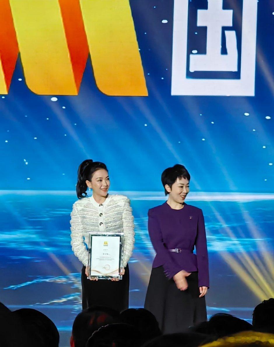 章子怡身穿balmain 白色套装亮相电影频道开播30周年推介发布活动，并荣获「