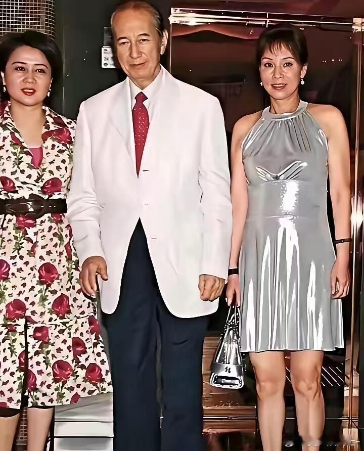 当年赌王何鸿燊带着三太陈婉珍和四太梁安琪一同出席活动时的一幕，氛围非常的温馨和谐